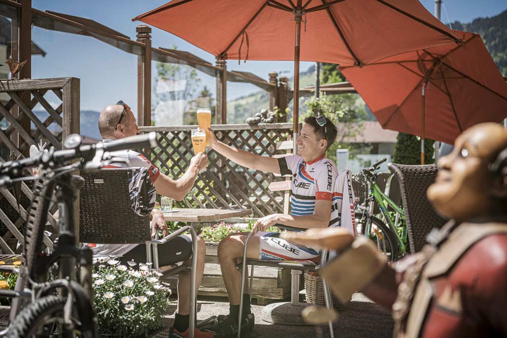 02a Cafe Koller Brixen Terrasse Radfahrer